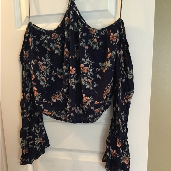 Open shoulder top - Picture 2 of 4